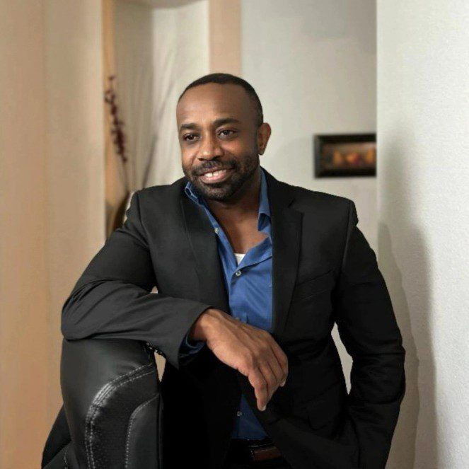 Itari Ighoroje – Chief Architect at Rackspace | Guest on Between the 1s and 0s Podcast Portrait of Itari Ighoroje, Chief Architect at Rackspace and guest on Episode 2 of the Between the 1s and 0s leadership podcast.